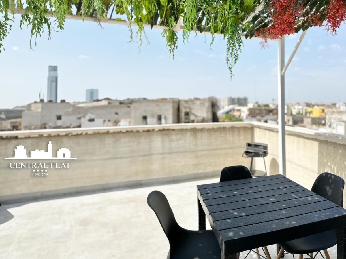 شقة Lecce Central Flat - Attico Con Patio E Parcheggio Privato المظهر الخارجي الصورة